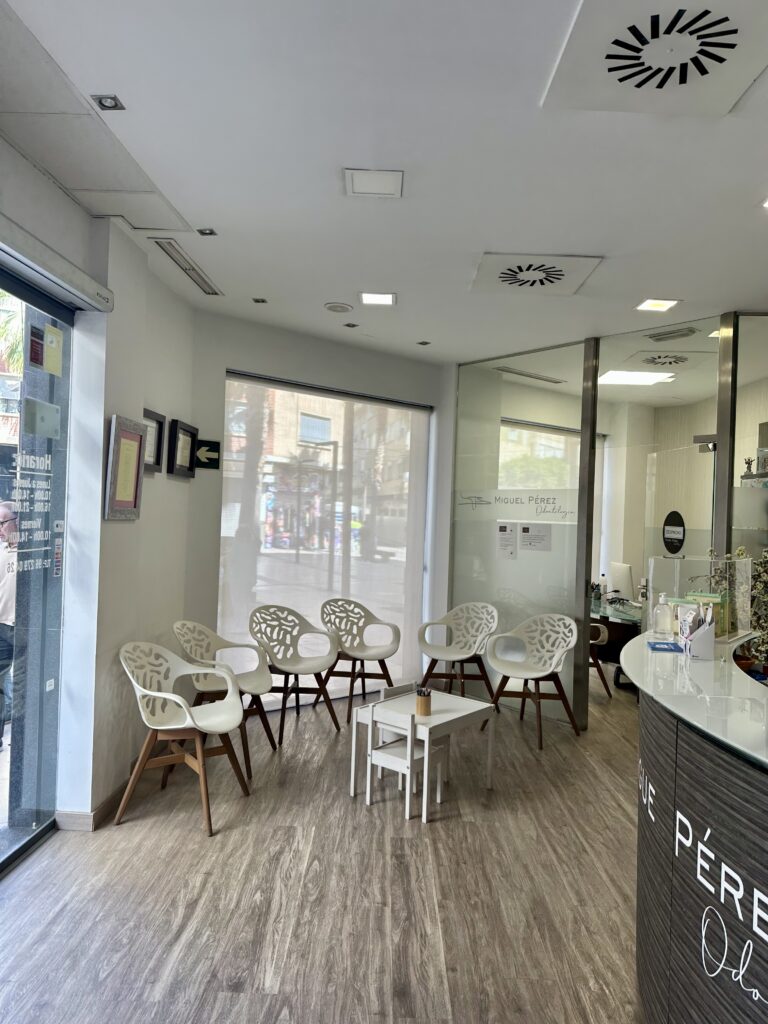 Sala de espera clínica dental Miguel Pérez Odontología Llíria